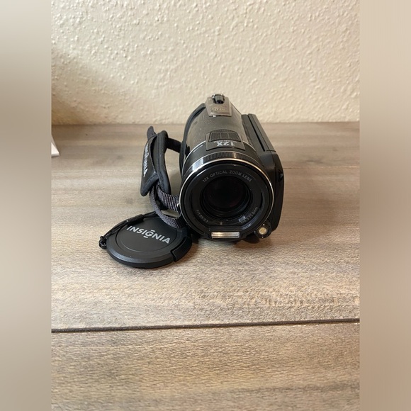 INSIGNIA HD CAMCORDER Touch Screen Display, 10 megapixels, Free selfie stick - Picture 3 of 14